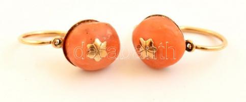 Arany (Au ) 14 K fülbevaló, korall kövekkel, jelzett, bruttó:2,1 g