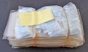 Kb. 1000 db B.O.P.P. nagyobb méretű (17 cm x 10,5 cm) műanyag képeslaptartó tok + kb. 0.5 kg páramegkötő szilikagél tasak (nedvszívó) / Cca. 1000 B.O.P.P. bigger sized (17 cm x 10,5 cm) plastic postcard carrying cases + cca. 0.5 kg desiccant silica gel packets