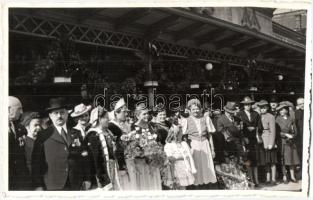 1940 Nagyvárad, Oradea; bevonulás, vasútállomás belső, honleányok csokrokkal várják a honvédeket / entry of the Hungarian troops, railway station, compatriot women with bouquets. photo