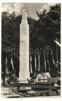 1942 Piliscsaba-tábor, M. kir. 101. Gépkocsi (gk.) vegyiharc (vh.) zászlóalj hősi halottainak emlékműve, leleplezési ünnepség tankkal / unveiling ceremony of the 101st Automobile chemical battalion heroes monument. tank