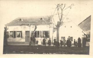 Temesvár, Timisoara; utcakép lakóházzal, városbeliek / street view with houses, townspeople. J. Dreher photo Kinizsigasse 7.