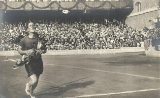 1912 Stockholm, Olympiska Spelens Officiella. Nr. 188. Mc Arthur, segraren i Marathonloppet / 1912 Summer Olympics. Ken McArthur who won the Marathon race