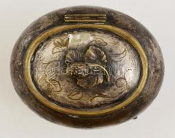 Jelzett ezüstözött alpakka cukordoboz szamóca fogóval, gravírozott, 13×10 cm, m:11 cm