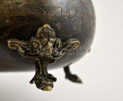 Jelzett ezüstözött alpakka cukordoboz szamóca fogóval, gravírozott, 13×10 cm, m:11 cm