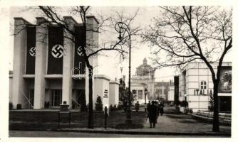 1941 Budapest, Nemzetközi vásár, Nyugati pályaudvar a háttérben, Italia pavilon, szvasztika zászlók