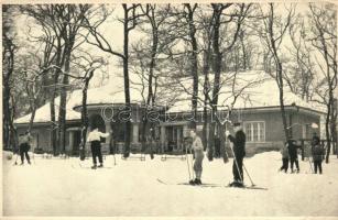 Budapest XII. Svábhegy, menedékház a Normafánál télen síelőkkal / winter sport, skiing (EK)