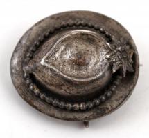 Ezüst(Ag) kalap alakú bross, fém tűvel, 2,5x2 cm, bruttó: 3 g