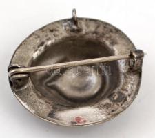 Ezüst(Ag) kalap alakú bross, fém tűvel, 2,5x2 cm, bruttó: 3 g