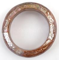 Dekoratív barna gyöngyház karperec, d: 6 cm