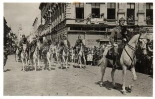1940 Szatmárnémeti, Satu Mare; bevonulás, lovaskatonák / entry of the Hungarian troops. cavalry