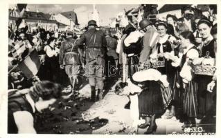 1940 Kolozsvár, Cluj; bevonulás, honleányok a katonák által megtaposott rózsákért nyúlnak / entry of the Hungarian troops, compatriot women reach for the roses stomped by the soldiers, So. Stpl