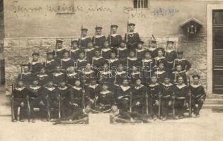 1914 Pola, Osztrák-magyar haditengerészet matrózainak csoportképe fegyverkiképzés után / K.u.K. Kriegsmarine mariners after weapon training. Group photo + SMS Adria