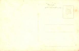 Huszár páncolozott motorcsónak őrnaszád (monitor) legénységgel a fedélzeten. Mögötte a Körös aknarak...