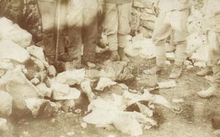 1916 Olasz front, A Doberdói fennsíkon lelőtt ellenséges repülő lezuhant pilótájának a holtteste / WWI K.u.K. military in the Italian front. Dead body of an enemy aircraft pilot in the battle of Doberdo. photo