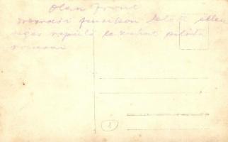 1916 Olasz front, A Doberdói fennsíkon lelőtt ellenséges repülő lezuhant pilótájának a holtteste / W...