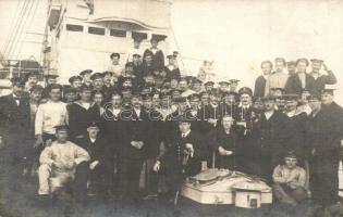 SMS Triglav K.u.K. Haditengerészet Tátra osztályú rombolójának legénysége. Csoportkép a fedélzeten / K.u.K. Kriegsmarine, mariners group photo on board