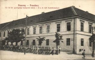 1911 Pozsony, Pressburg, Bratislava; Cs. és kir. gyalogsági hadapród iskola a Hadapród utcában / K.u.K. Inft. Kadettenschule / K.u.K. military school with soldiers (EK)