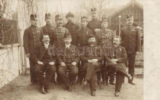 11 db első világháborús és azelőtti magyar és cs. és kir. katonai fotó képeslap. csoportképek, temet...