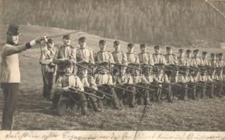 11 db első világháborús és azelőtti magyar és cs. és kir. katonai fotó képeslap. csoportképek, temet...