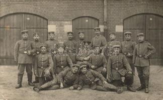 11 db első világháborús és azelőtti magyar és cs. és kir. katonai fotó képeslap. csoportképek, temet...