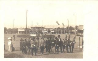 11 db első világháborús és azelőtti magyar és cs. és kir. katonai fotó képeslap. csoportképek, temet...