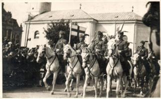 1940 Nagyvárad, Oradea; bevonulás darutollas tisztekkel / entry of the Hungarian troops, crane feathered officers. Original photo (EK)