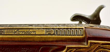 Ütőkakasos, elöltöltős pisztoly, díszes replika "London" felirattal, hibás elsütőszerkezet...
