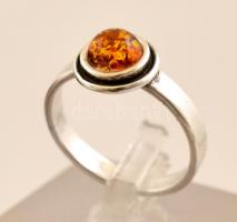Ezüst(Ag) gyűrű, borostyán kővel, jelzett, méret: 51, bruttó: 2,2 g