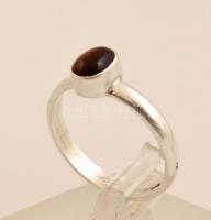 Ezüst(Ag) ovális tigrisszem kővel díszített gyűrű, jelzett, méret: 53, bruttó: 2,2 g