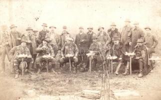 1912 Temesvár, Timisoara; vadászok az elfogyasztott zsákmánnyal / hunters having lunch made from the hunted animals. photo