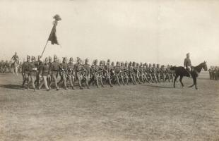 ~1912 Magyar ulánus katonai egység felvonulása a mezőn katonai zenekarral. Schäffer Ármin fényképész / Hungarian Uhlan military unit marching with music band. photo