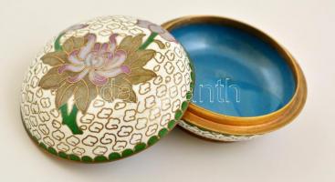Virágmintás zománcozott réz ékszertartó dobozka, d: 6 cm, m: 3 cm