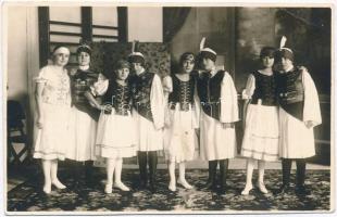 cca 1930 Gyermekbál Balatonalmádiban, fotólap vitéz Mészáros műterméből, 8,5x13,5 cm