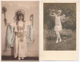 cca 1930 Jelmezbe öltözött kislányok, 2 db fotólap, az egyik kézzel színezett, 13,5×8,5 cm