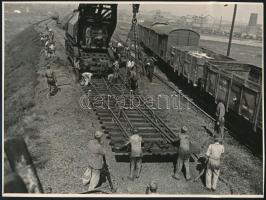 1959 Vasúti építkezés, gőzdaruval, 5 db fotó, egy részük hátoldalán feliratozva, 17,5x23 cm