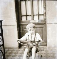 Vegyes témájú fotónegatívok (szobabelső, tenisz, katonai, stb.), 25 db, 6x6 és 6x9 cm