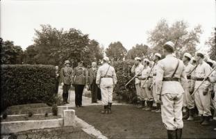 Vegyes témájú fotónegatívok (szobabelső, tenisz, katonai, stb.), 25 db, 6x6 és 6x9 cm