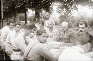 Vegyes témájú fotónegatívok (szobabelső, tenisz, katonai, stb.), 25 db, 6x6 és 6x9 cm