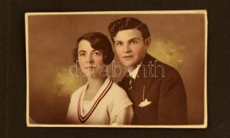 1932-1942 Családi fotóalbum, sok családi képpel, néhány kézzel színezett fotóval, károlyfalvai (Magy...