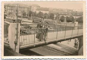 cca 1940 Budapest, Széll Kálmán tér, háttérben a villamosokkal, fotó, 6×9 cm