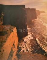 Varázslatos Föld körüli utazás. Vulkánok, vízesések, sivatagok. Bp.,1997, Reader's Digest. Kiad...