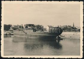 1942 A Magyar Tengerész nevű hajó (Magyar Orient Tengerhajózási Rt.), később Simferopol, Teja. Elsüllyed 1944-ben légitámadás következtében. Az újvidéki kikötőben. 9x12 cm