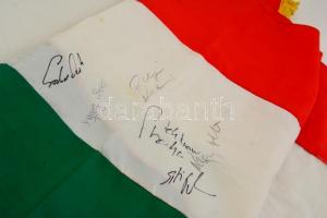 A női kézilabda válogatott játékosainak aláírásai magyar zászlón