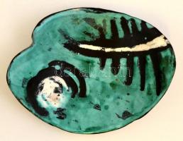 Iparművészeti Vállalatos Gorka Lívia halas tálka, mázas kerámia, jelzett, apró kopásokkal, 15×12×5,5...