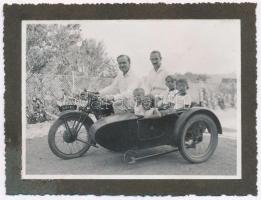 cca 1925 Ariel motor oldalkocsival, albumlapra ragasztott fotó, 8×11 cm