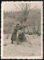 cca 1940-1945 Magyar katona 31M Solothurn típusú golyószóróval, fotó, 8,5x6 cm
