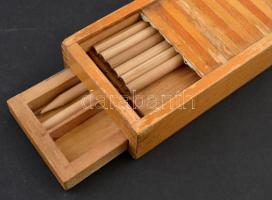 Írószer tétel: redőnyös fadoboz ( félig ceruzákkal), töltőceruza bél tokban ( Bohemia Works), tus he...