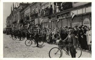 1940 Szatmárnémeti, Szatmár, Satu Mare; bevonulás, kerékpáros katonák / entry of the Hungarian troops, soldiers with bicycles
