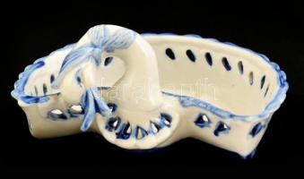 Hattyús porcelán tálka, kézzel festett, jelzett, jelzés nélkül, kopásokkal, 13×12×6 cm