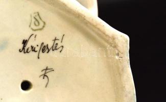 Drasche madaras lány, kézzel festett, jelzett, apró kopásokkal, m: 13 cm